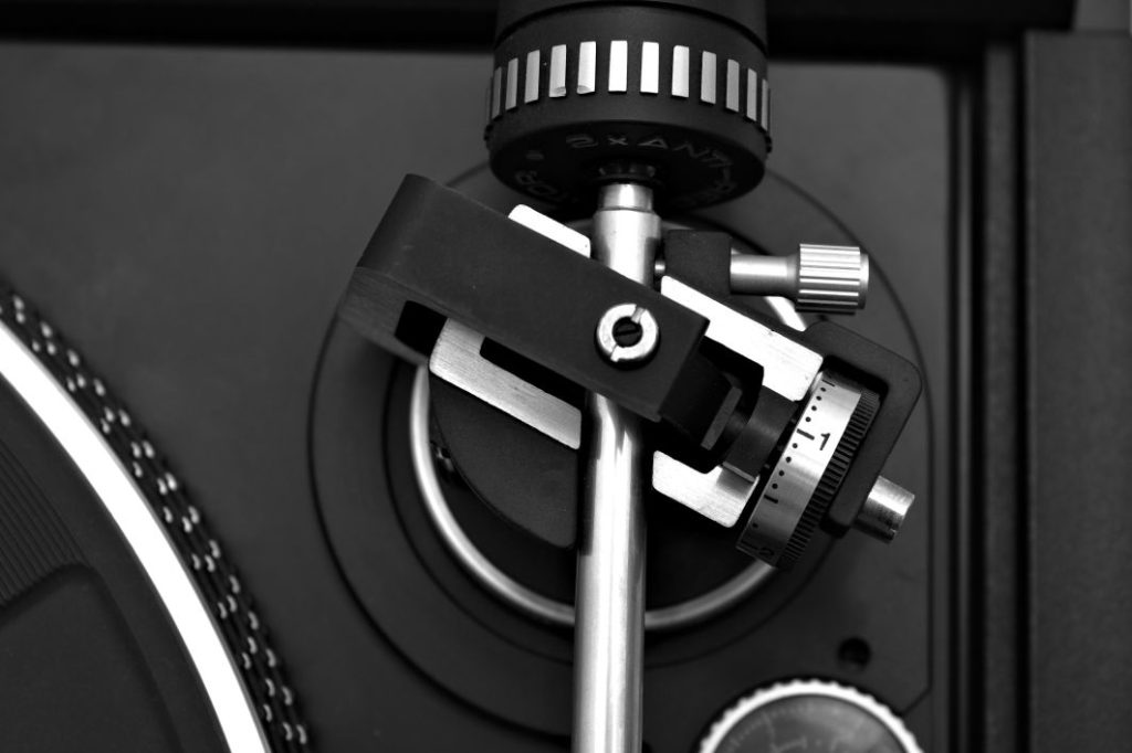 Tonearm with counterweight balance and tracking force setting
