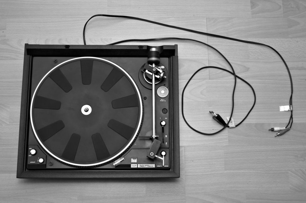 Turntable with cables